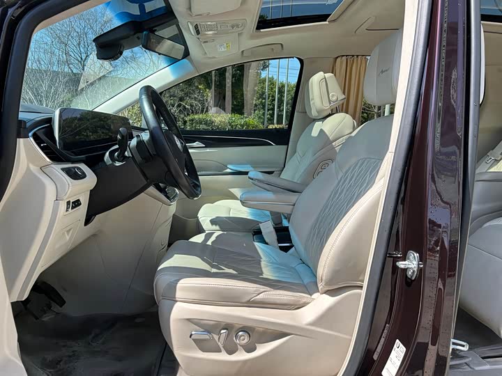 Photo 4 - Buick GL8 ES