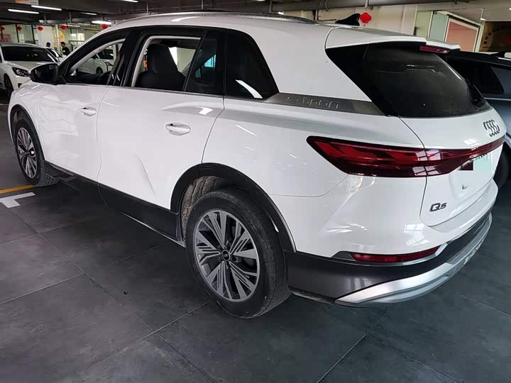 Фото 4 - Audi Q5 e-tron