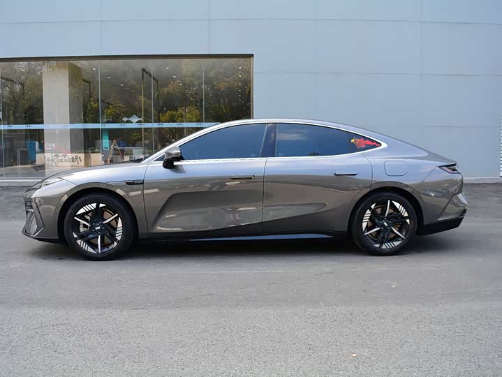 Фото 3 - Geely Galaxy E8