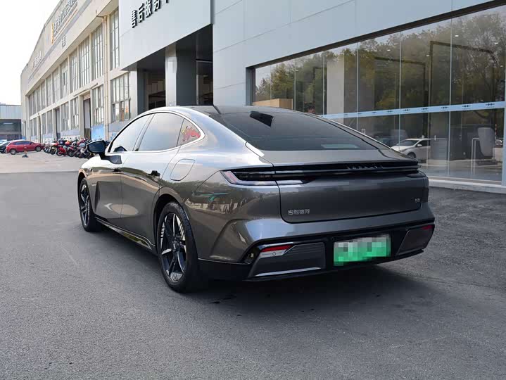 Фото 4 - Geely Galaxy E8