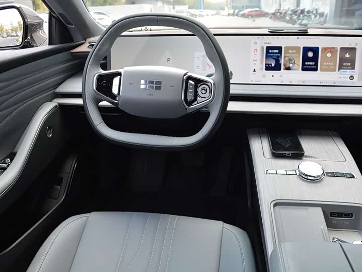 Фото 9 - Geely Galaxy E8