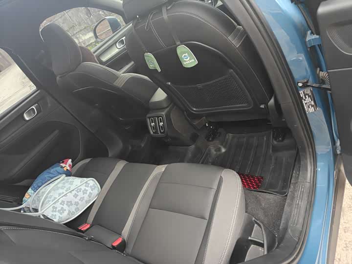 Фото 4 - Volvo XC40