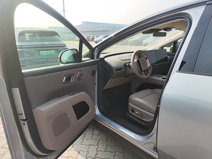 Photo 2 - LiXiang i8