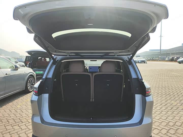 Photo 4 - LiXiang i8