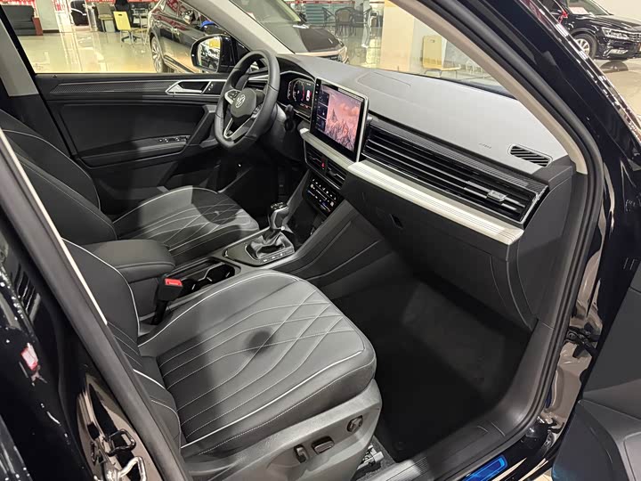 Фото 7 - Volkswagen Tiguan L Pro