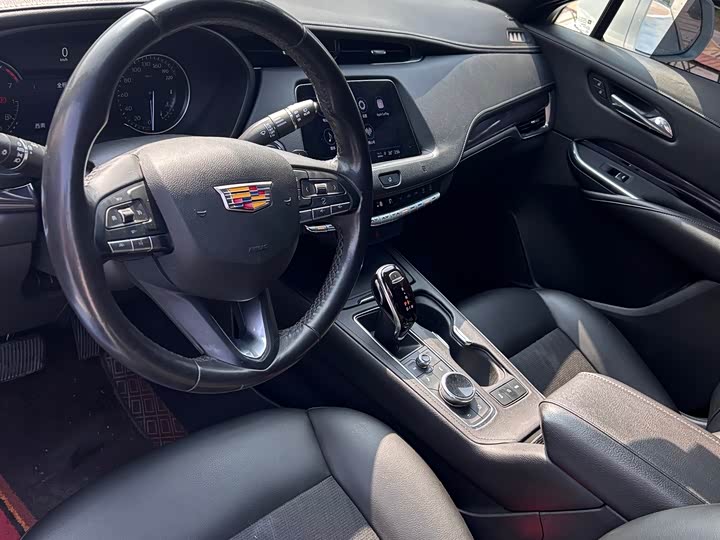 Фото 8 - Cadillac XT4