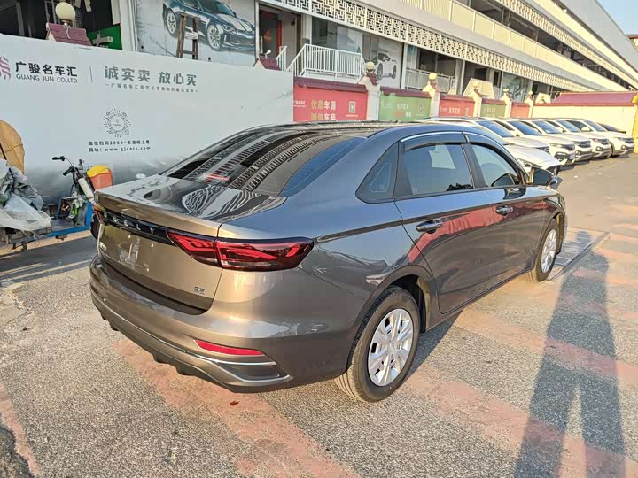 Фото 8 - Geely Emgrand