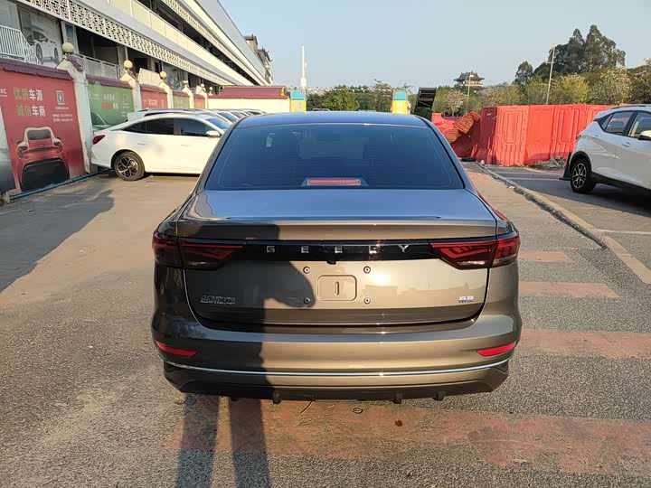 Фото 9 - Geely Emgrand