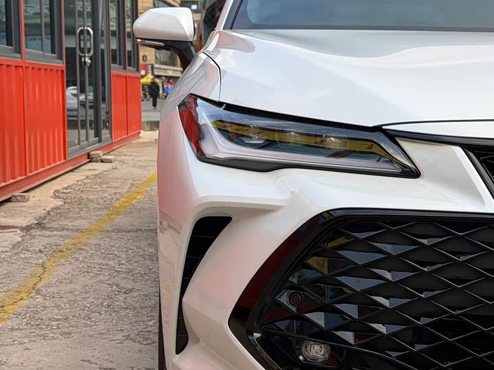 Photo 3 - Toyota Avalon