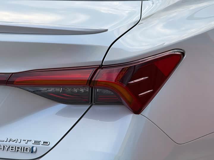 Photo 9 - Toyota Avalon