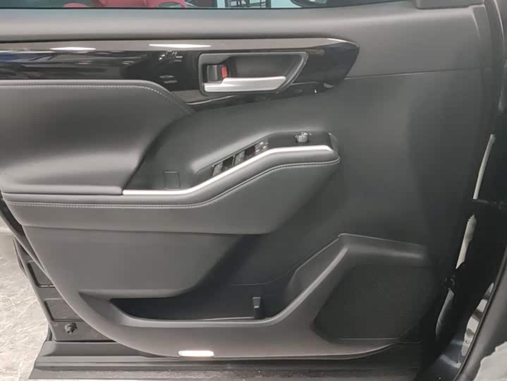 Photo 7 - Toyota Highlander