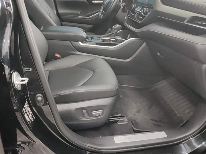 Photo 8 - Toyota Highlander