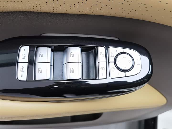 Фото 9 - Denza D9