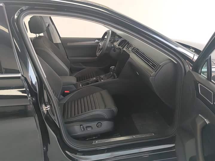 Photo 8 - Volkswagen Magotan