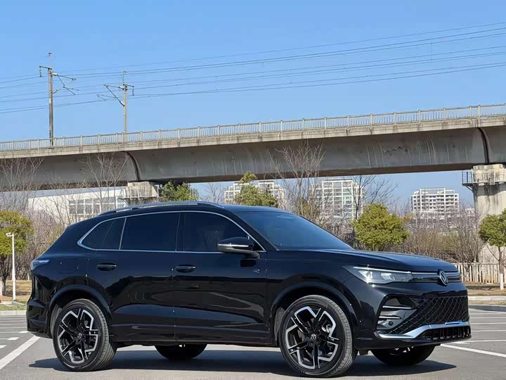 Фото 2 - Volkswagen Tiguan L Pro