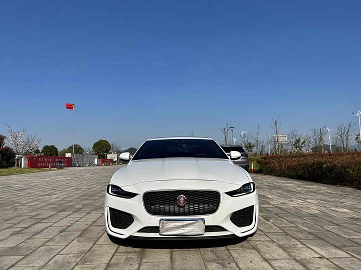 Photo 2 - Jaguar XE L