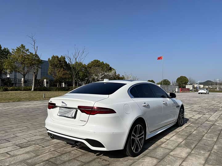 Photo 3 - Jaguar XE L