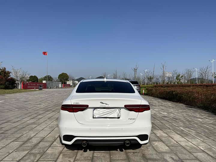 Photo 4 - Jaguar XE L