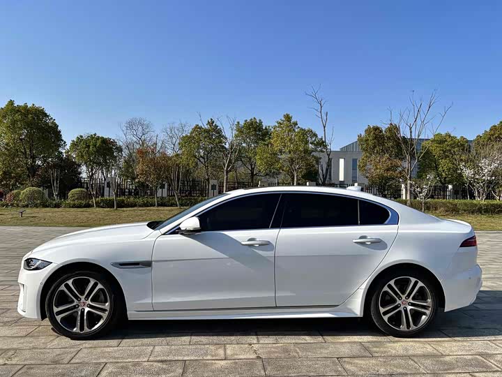 Photo 5 - Jaguar XE L