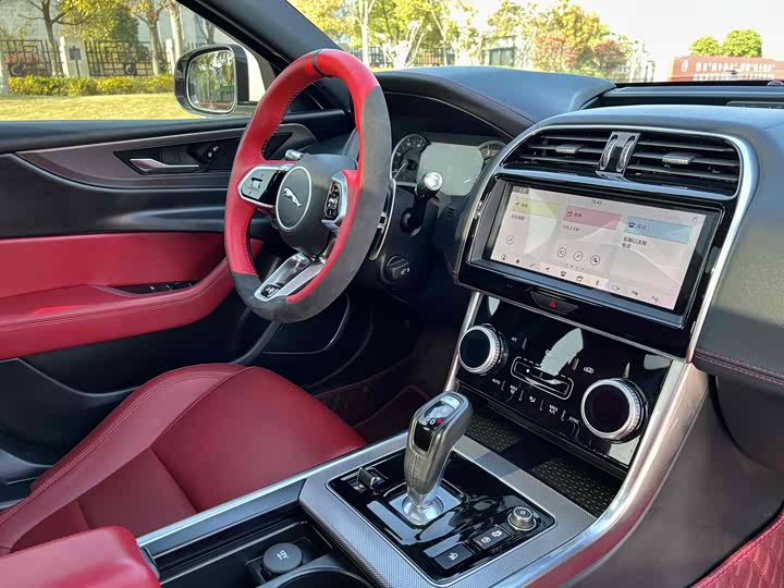 Photo 6 - Jaguar XE L