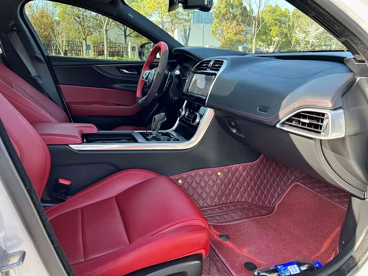 Photo 7 - Jaguar XE L