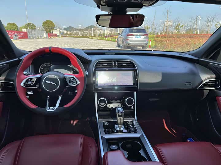 Photo 8 - Jaguar XE L