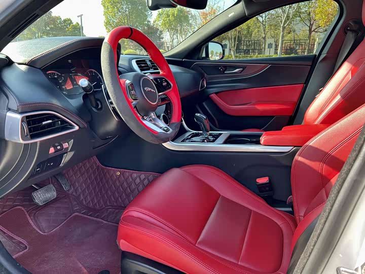 Photo 9 - Jaguar XE L