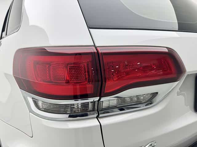 Фото 9 - Jeep Grand Cherokee