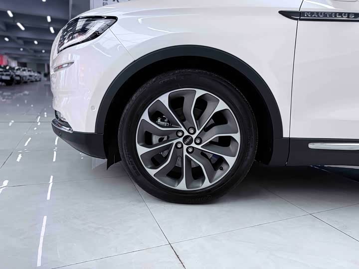 Фото 4 - Lincoln Nautilus