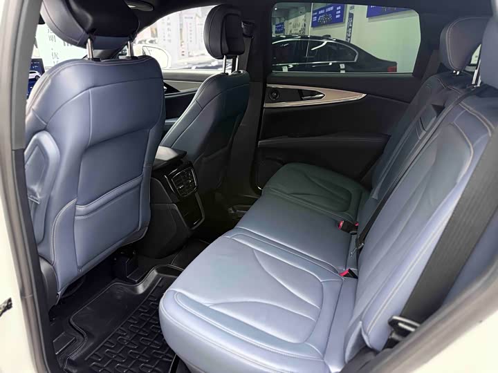 Фото 6 - Lincoln Nautilus