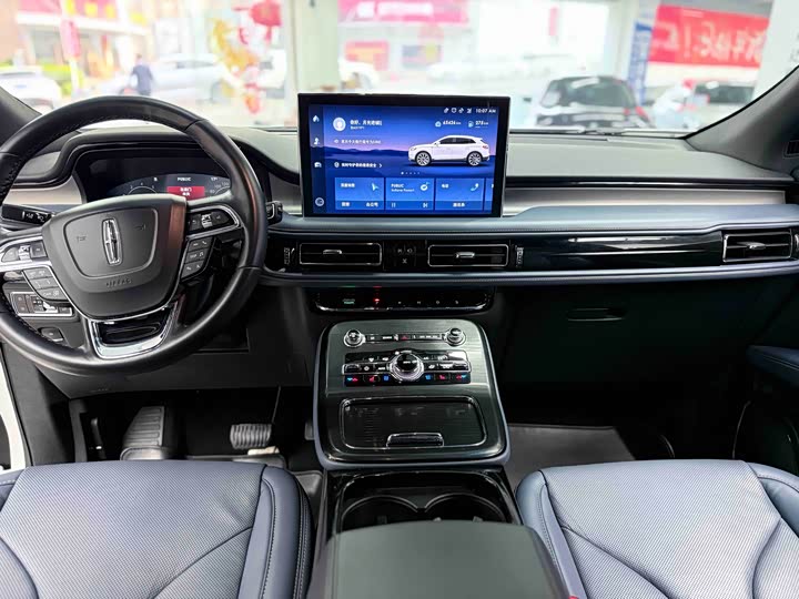 Фото 9 - Lincoln Nautilus