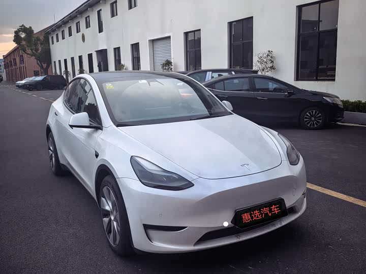 Photo 3 - Tesla Model Y