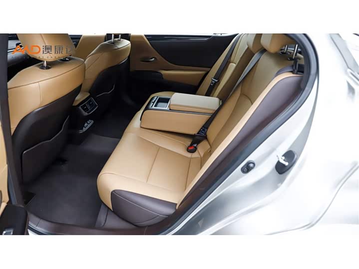 Фото 7 - Lexus ES