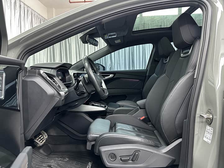 Photo 4 - Audi Q4 e-tron