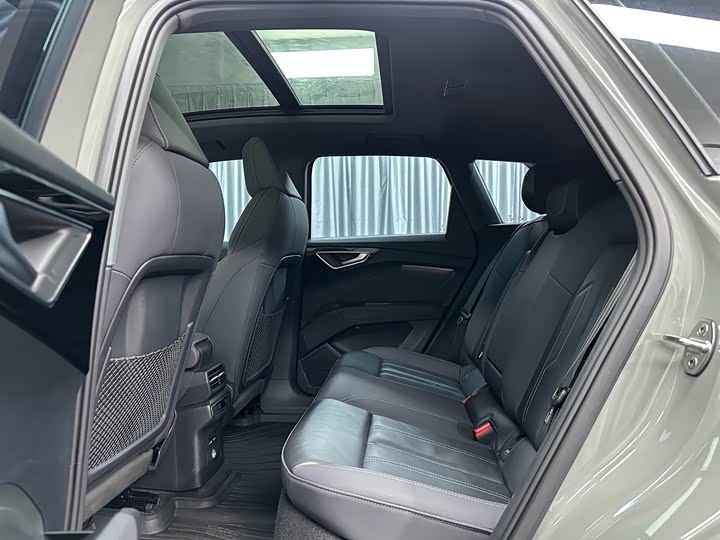 Photo 5 - Audi Q4 e-tron