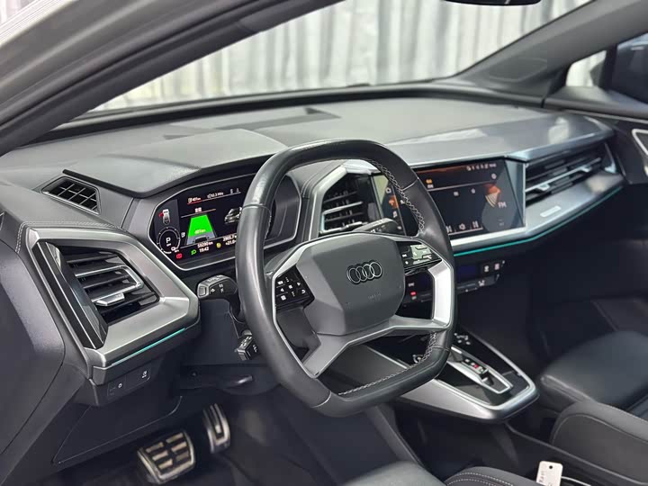 Photo 9 - Audi Q4 e-tron