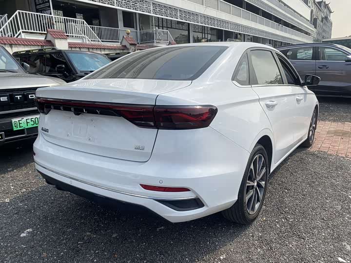 Фото 2 - Geely Emgrand