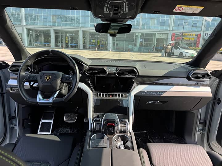 Фото 8 - Lamborghini Urus