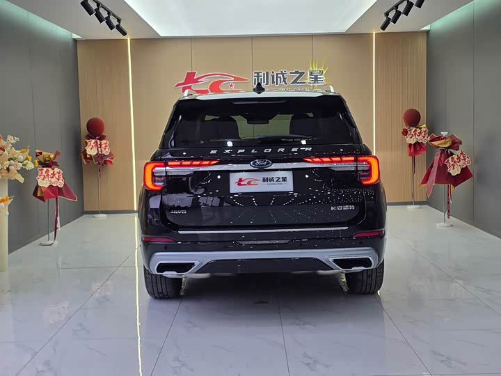 Photo 4 - Ford Explorer