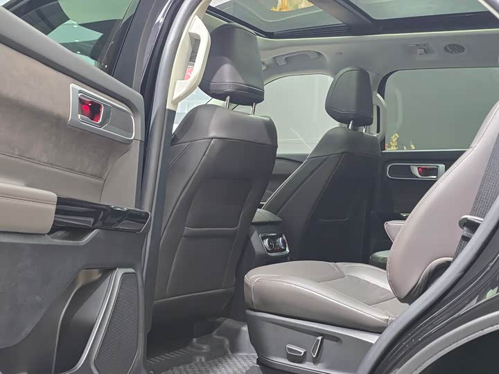 Photo 8 - Ford Explorer