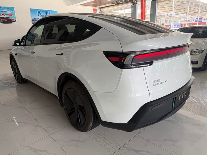 Photo 7 - Tesla Model Y