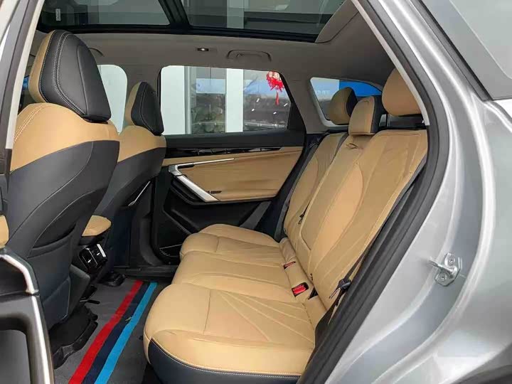 Фото 5 - Geely Atlas L