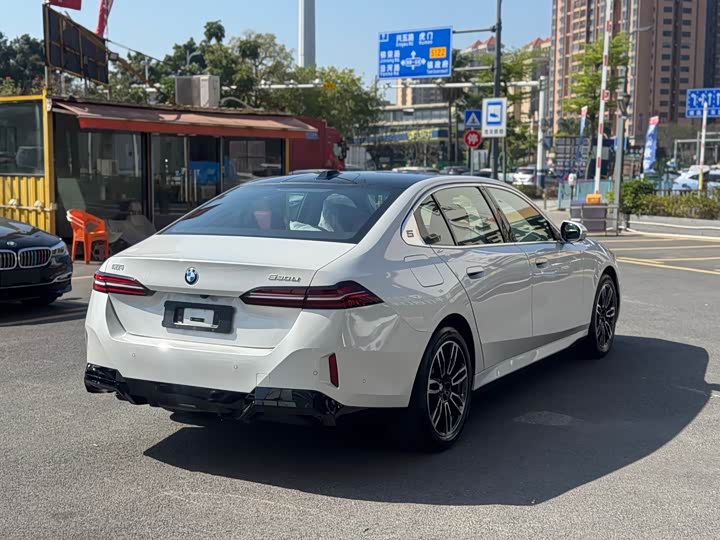 Photo 4 - BMW 5 Series