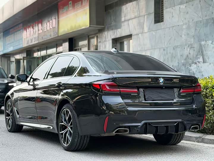 Photo 4 - BMW 5 Series