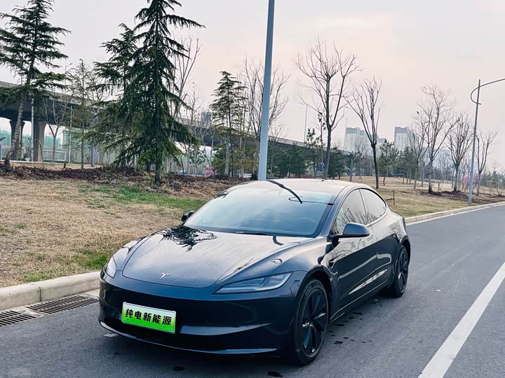 Фото 1 - Tesla Model 3