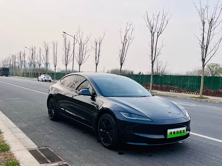 Фото 3 - Tesla Model 3