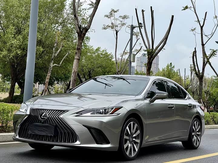 Фото 1 - Lexus ES