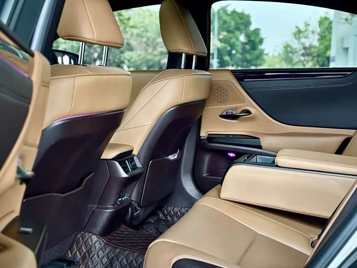 Фото 6 - Lexus ES