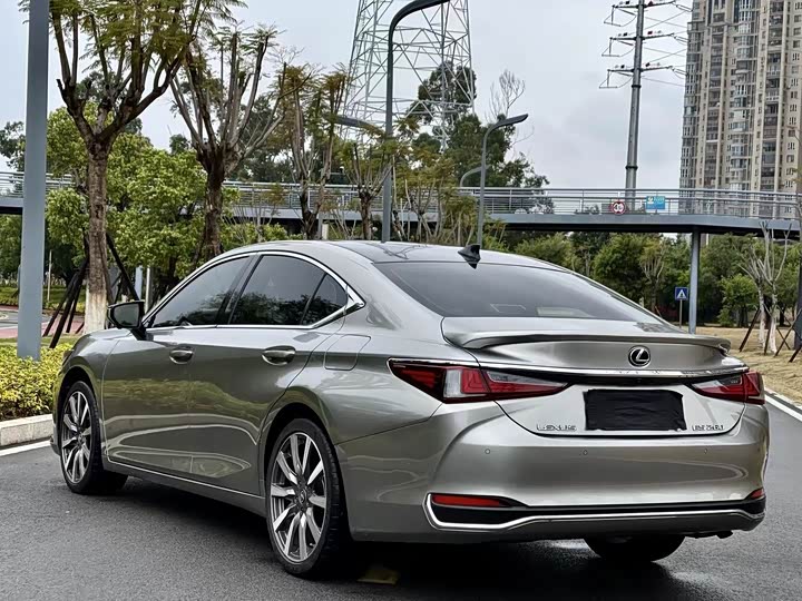 Фото 9 - Lexus ES