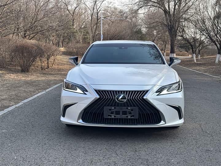 Фото 2 - Lexus ES